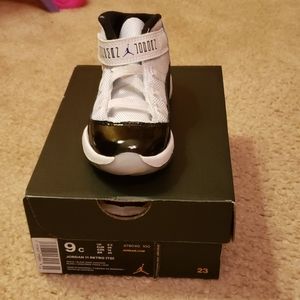 Jordan Retro 11's White/ Black Dark Concord